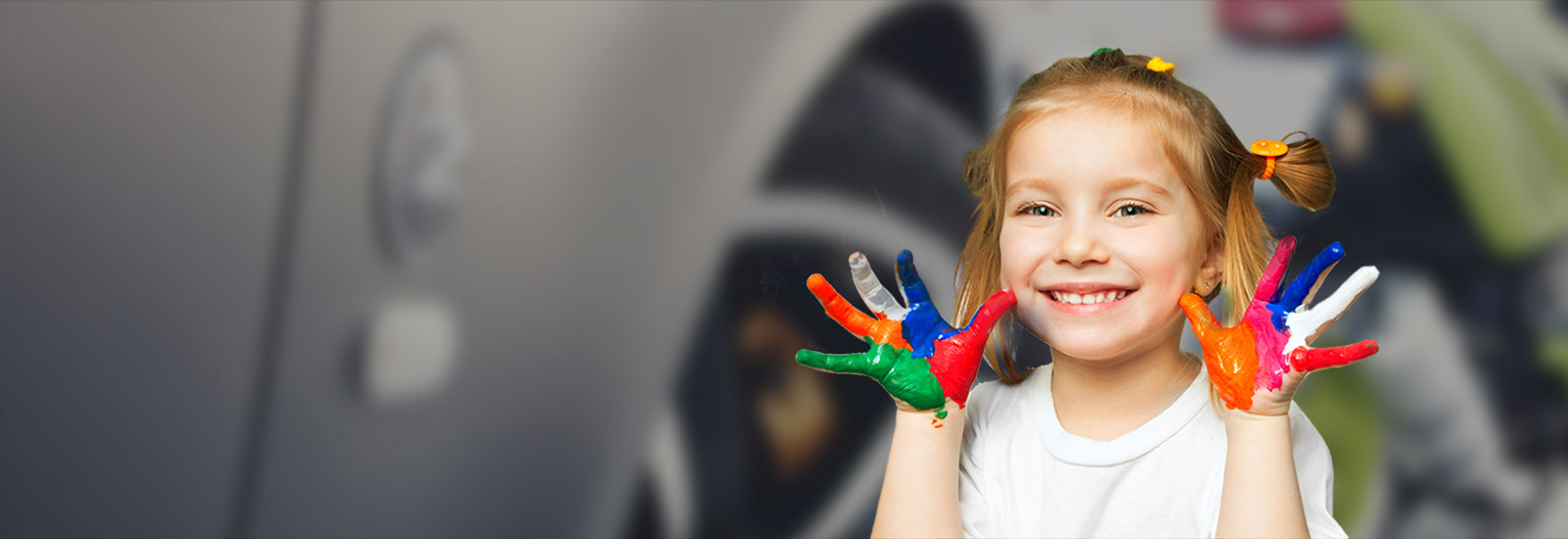 Une petite fille avec les mains pleines de peinture